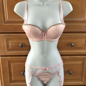 Victoria’s Secret lingerie 32B NWOT